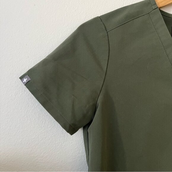 Figs olive green V neck scub top with front pocket size XXS - Picture 7 of 8